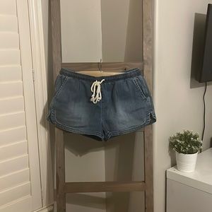 Denim shorts, stretchy waste